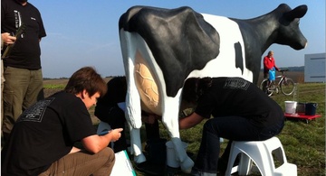 Dojení krávy simulátor